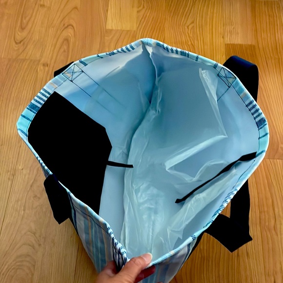 New in bag, never used.  Thirty-One Coastal Carry All “Boardwalk Stripe pattern” - Picture 2 of 3